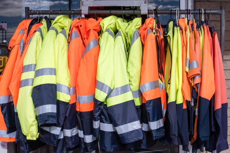 Bien choisir ses vêtements professionnels, critères essentiels