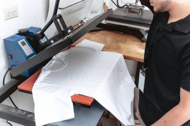Impression textile ou broderie, deux options pour vêtements de travail